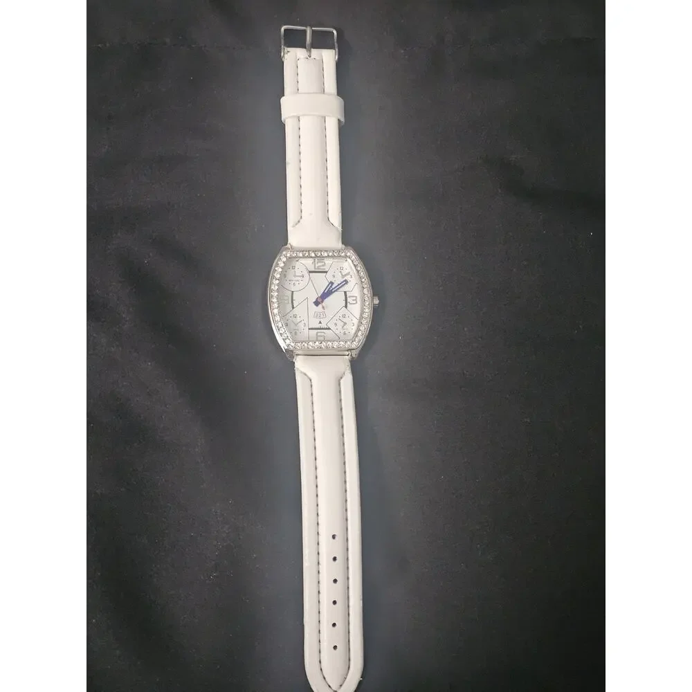 38.1mm crystal Fashion Analog Quartz watch w/white Faux Leather Band